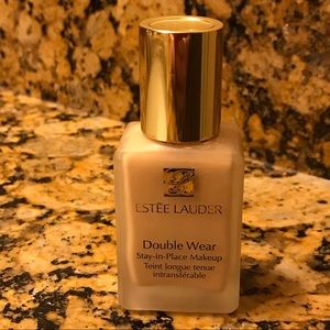Estée Lauder Foundation 1N1 Ivory Nude